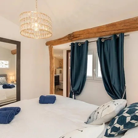 Fabulous old-town house, Vue Mer Terrasse, Philomer, 3 appartements